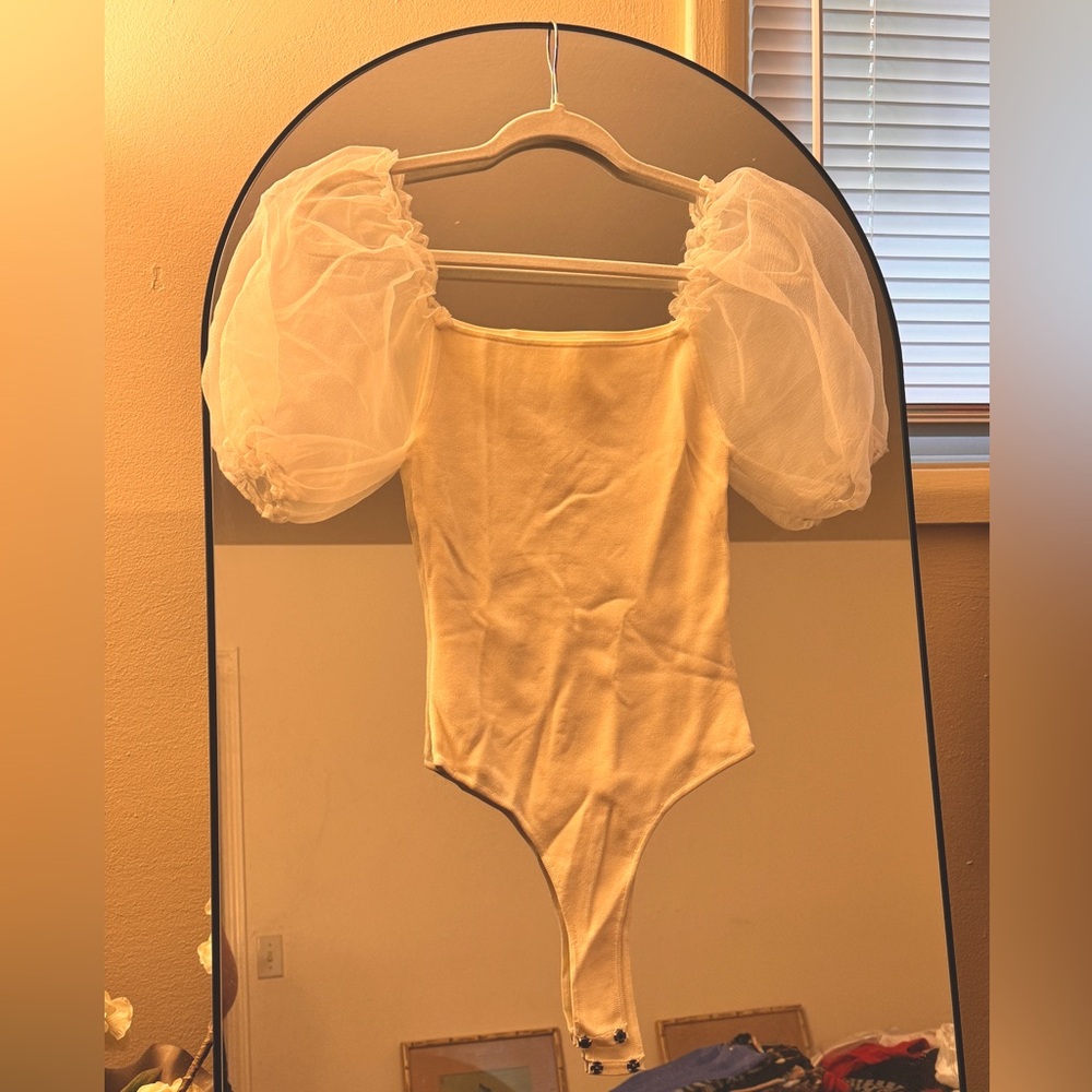 ASTR Ivory bodysuit w/ puff sleeves